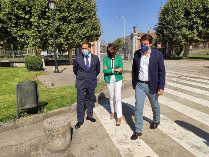 El presidente del PPCyL, Alfonso Fernández Mañueco, primero por la derecha, en su visita este viernes al centro Rodríguez Fabrés de Salamanca junto a Rocío Lucas y Eloy Ruiz.