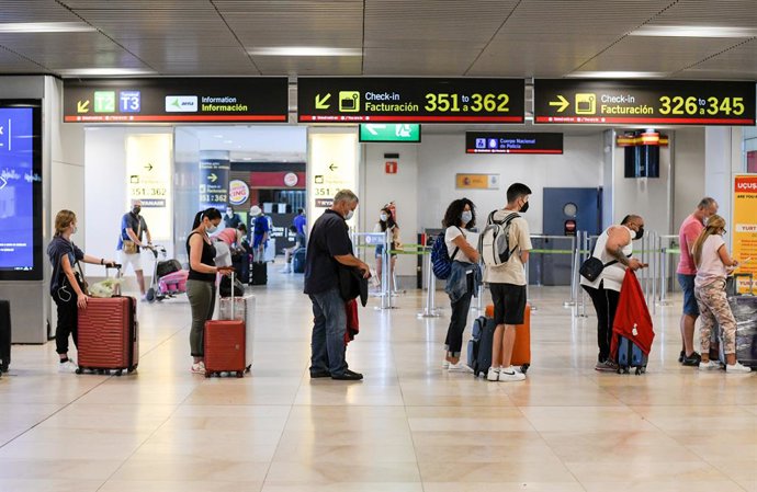 Archivo - Pasajeros hacen cola en la terminal T1 del Aeropuerto Adolfo Suárez Madrid-Barajas, el primer día de la primera 'Operación Salida' del verano 2021, a 2 de julio de 2021, en Madrid (España). La primera 'Operación Salida' del verano 2021 arranca
