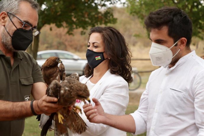 La presidenta del Gobierno riojano, Concha Andreu, en la suelta de aves en La Grajera