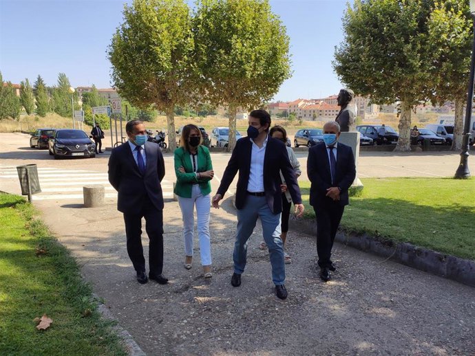 El presidente de la Junta, Fernández Mañueco, delante, a su llegada al centro de FP Rodríguez Fabrés en Salamanca.