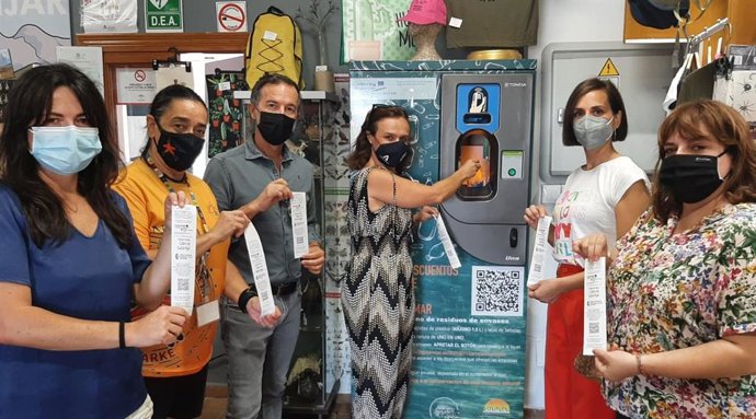 El presidente de Asemparna, Francisco García, la delegada de Desarrollo Sostenible, Raquel Espín, y la concejal del Ayuntamiento de Almería, Margarita Cobos, en el punto de reciclaje instalado en Las Amoladeras.