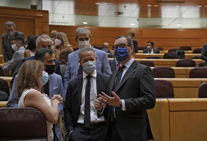 Archivo - El portavoz del PP en la Cámara Alta, Javier Maroto (1d) antes del inicio de una sesión plenaria en el Senado, a 12 de julio de 2021, en Madrid (España).
