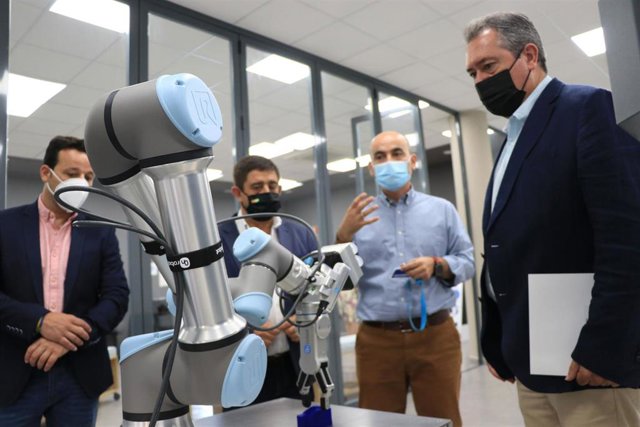 El secretario general del PSOE-A, Juan Espadas, este viernes durante su visita al Centro Tecnológico Metalmecánico y del Transporte (Cetemet) en Linares (Jaén).