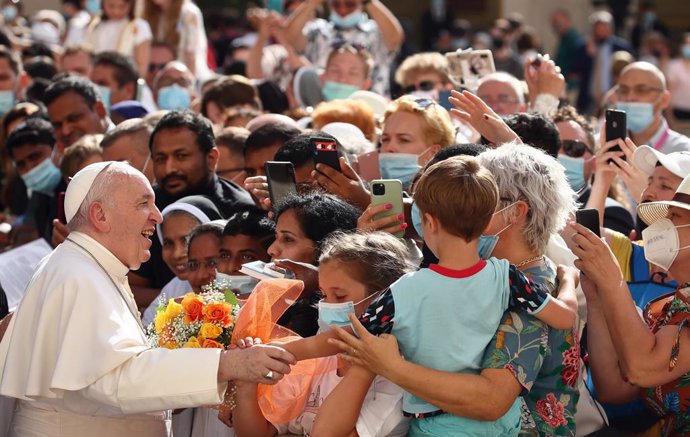 Archivo - 30 June 2021, Vatican, Vatican City: Pope Francis (L) meets believers during his weekly general audience at the San Damaso courtyard at the Vatican. Photo: Grzegorz Galazka/Mondadori Portfolio via ZUMA/dpa