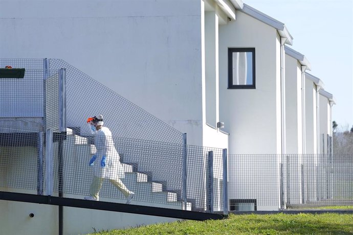 Archivo - Una profesional sanitaria camina frente a la residencia de mayores Coviastec, en Silleda, Pontevedra