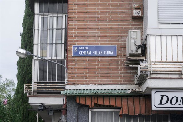 Placa de la calle general Millán Astray en sustitución de la que daba nombre la maestra Justa Freire 