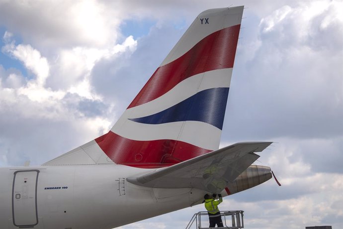 Archivo - 29 April 2021, United Kingdom, London: A British Airways plane is prepared for takeoff at London City Airport, which has become the world's first major airport to be fully controlled by a remote control tower. Photo: Victoria Jones/PA Wire/dpa