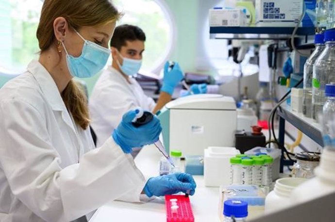 Archivo - Investigadores es un laboratorio.