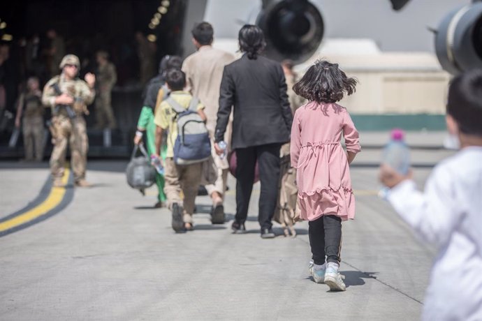 HANDOUT - 23 August 2021, Afghanistan, Kabul: Afghan passengers board US Air Force C-17 Globemaster III during the Afghanistan evacuation at the Hamid Karzai International Airport during the evacuation of civilians following the Taliban takeover. Photo: