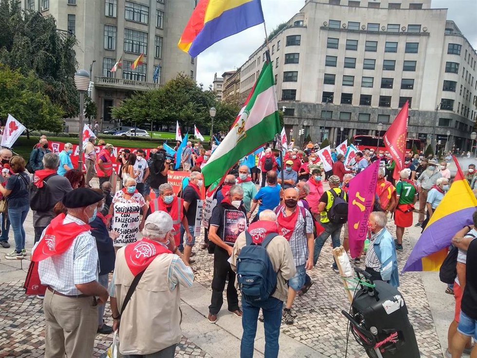 Concentración de protesta del Movimiento de Pensionistas de Bizkaia por Bilbao