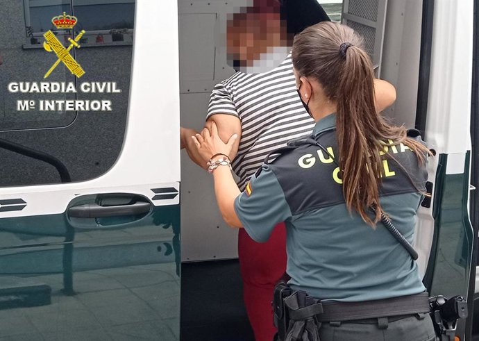 Mujer detenida por la Guardia Civil en Poio (Pontevedra), sobre la que pesaban dos requisitorias por dos sentencia penal pendientes de cumplir (robo y estafa).