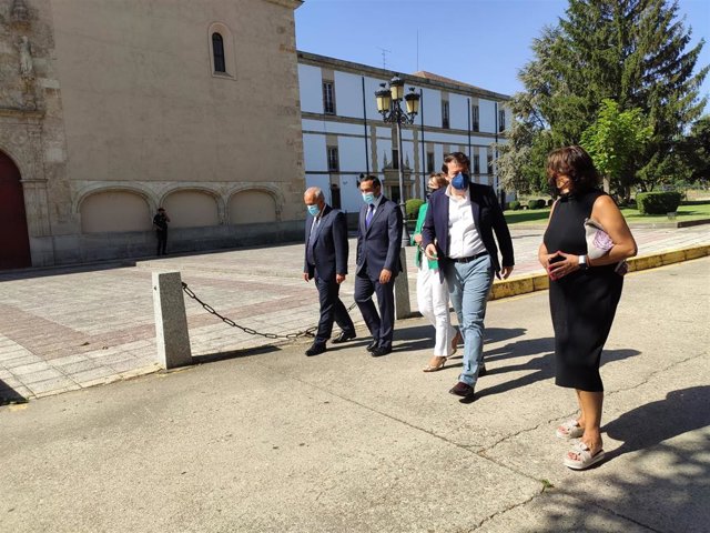 Fernández Mañueco, segundo por la derecha, junto a otras autoridades, en la visita al centro de FP Rodríguez Fabrés en Salamanca.