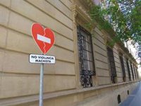 El IAM condena la "brutal agresión machista" a la mujer quemada con disolvente en Almería e insta a denunciar los casos