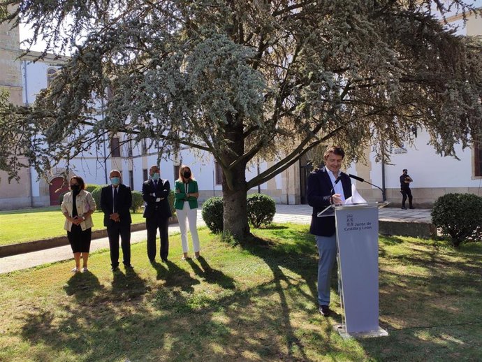 Alfonso Fernández Mañueco atiende a los medios a las puertas del centro Rodríguez Fabrés en Salamanca.
