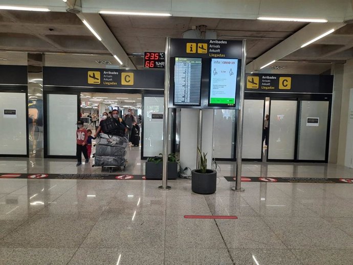 Archivo - Llegada de turistas al aeropuerto de Palma.