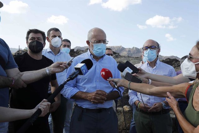 Francisco Igea atiende a los medios de comunicación en el castro de Ulaca.