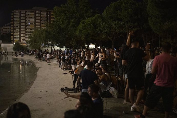 Desenes de persones al parc de l'Espanya Industrial, durant la primera nit de les Festes de Sants, a 25 d'agost de 2021, a Barcelona, Catalunya (Espanya).
