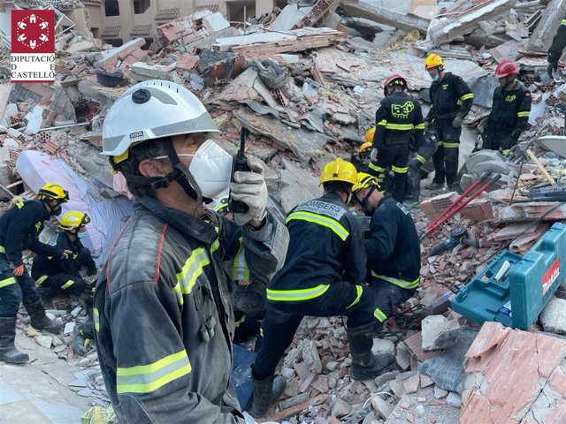 Bomberos trabajando en la zona del edificio siniestrado