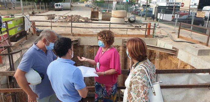 La delegada del distrito, Adela Castaño, visita las obras del colector de Alcosa junto a técnicos de Emasesa