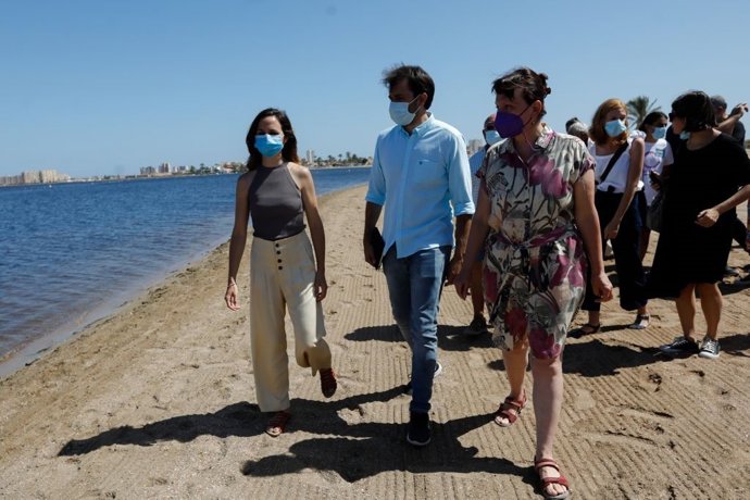 La ministra de Derechos Sociales y Agenda 2030, Ione Belarra, visita el Mar Menor, tras el último episodio de contaminación en la laguna salada.
