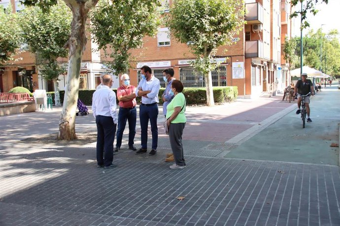 El alcalde de Valladolid, durante la visita a las obras en la calle Mirabel, en la Rondilla.