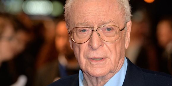 9. Michael Caine confiesa que pasó ocho años intentando no parpadear