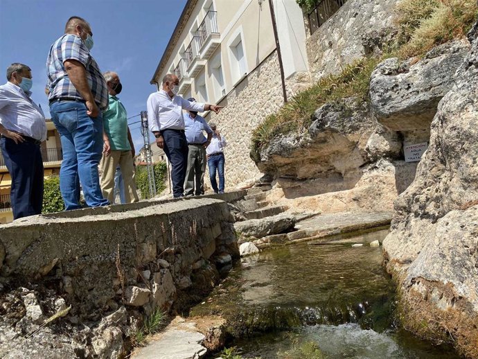 El presidente de la Diputación de Segovia y otros miembros de la corporación provincial, en la localidad segoviana de Fuentesoto.
