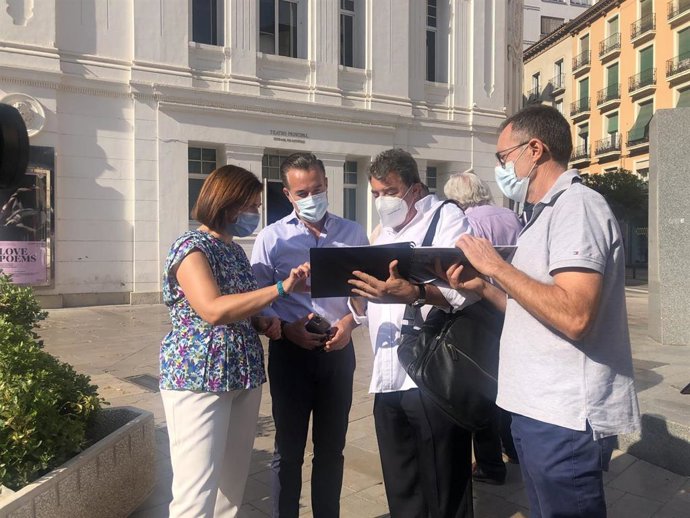 Víctor Serrano y Sara Fernández visitan de los trabajos en el Teatro Principal