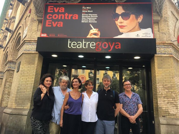 El equipo de 'Eva contra eva' con su directora, Sílvia Munt, en el Teatre Goya de Barcelona.