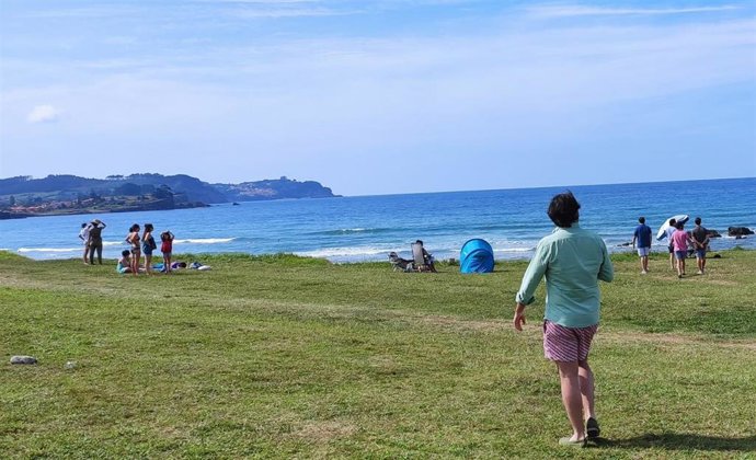 Turistas en una playa asturiana