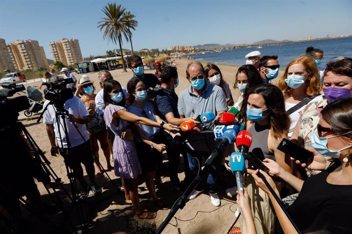 La ministra Ione Belarra, Acompañada por la secretaria de organización de Podemos, Lilith Verstrynge, visita el Mar Menor