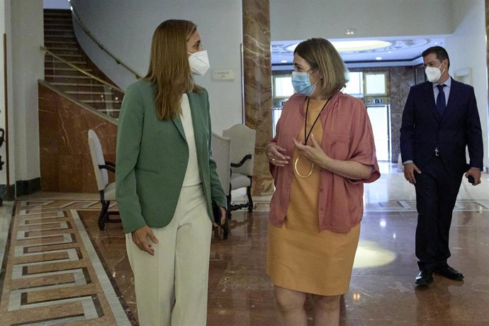 La consejera de Cultura, Turismo y Deporte de la Comunidad de Madrid, Marta Rivera de la Cruz (d), y la directora general del Hotel InterContinental, Paloma Martínez (i), a su llegada durante su visita al Hotel InterContinental Madrid, en Madrid (España