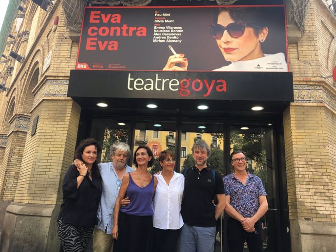 L'equip d''Eva contra eva' amb la seva directora, Sílvia Munt, en el Teatre Goya de Barcelona.