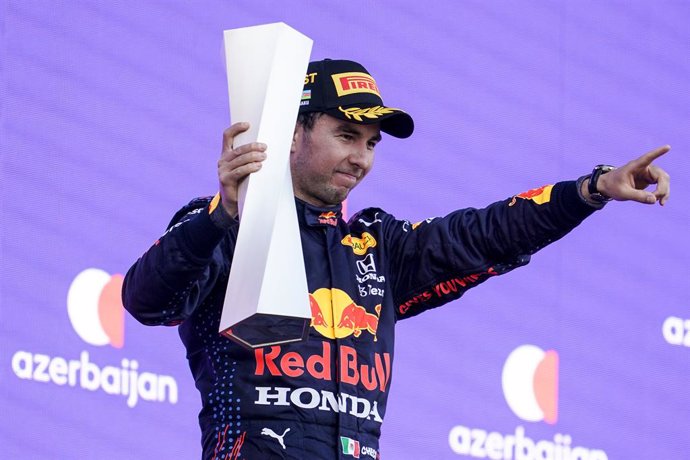 Archivo - 06 June 2021, Azerbaijan, Baku: Mexican F1 Driver Sergio Perez of Red Bull Racing celebrates on the podium after winning the Formula 1 Grand Prix of Azerbaijan at the Baku City Circuit. Photo: James Gasperotti/ZUMA Wire/dpa