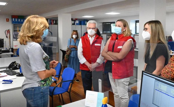 La consejera de Familia e Igualdad de Oportunidades, Isabel Blanco, durante su visita este viernes a la sede de la Cruz Roja de León.