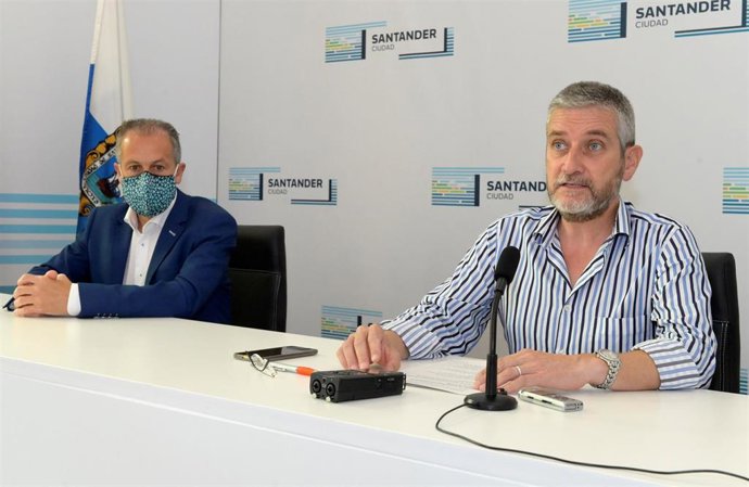 El director de Urbanismo con el concejal, Javier Ceruti