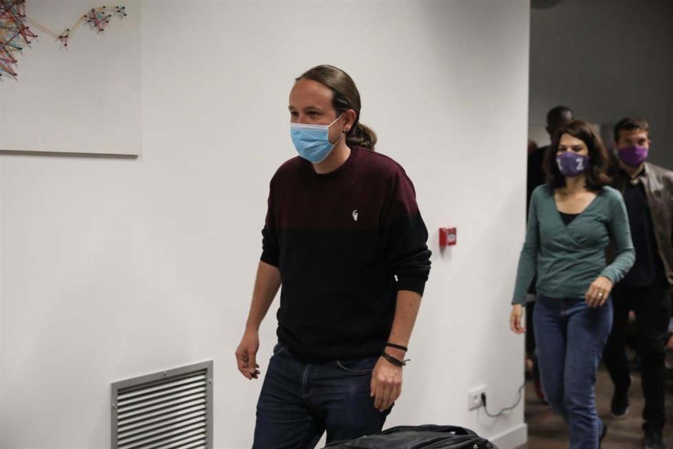 Archivo - Imagen de archivo del exsecretario general de Podemos, Pablo Iglesias, junto a la portavoz estatal de la formación morada, Isa Serra.