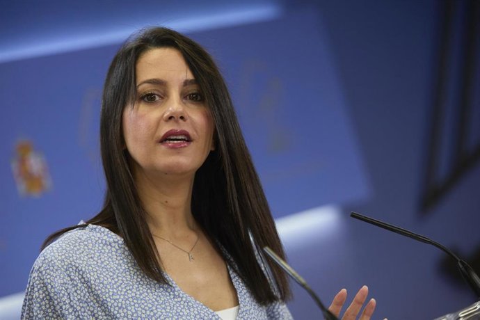 La presidenta de Ciudadanos, Inés Arrimadas, en una rueda de prensa, durante la reunión de la Diputación Permanente en el Congreso de los Diputados, a 25 de agosto de 2021, en Madrid (España).