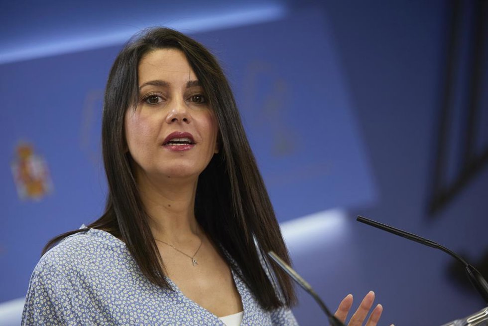 La presidenta de Ciudadanos, Inés Arrimadas, en una rueda de prensa, durante la reunión de la Diputación Permanente en el Congreso de los Diputados, a 25 de agosto de 2021, en Madrid (España).