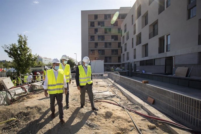 El concejal delegado de Vivienda y presidente de la EMVS, Álvaro González, y el consejero delegado de la EMVS, Diego Lozano, visitan nuevas promociones en Vallecas
