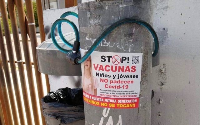 Pegatina de un grupo antivacunas en La Zubia
