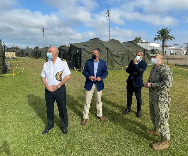 El subdelegado del Gobierno en Cádiz, José Pacheco, durante la visita a la Base Naval de Rota ante la llegada de colaboradores afganos.