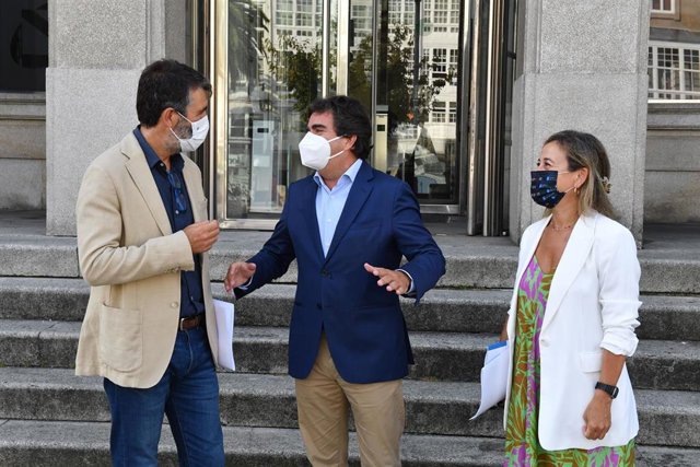 El concejal de Urbanismo de  A Coruña, Juan Díaz Villoslada; la conselleira de Infraestruturas, Ethel Vázquez, y el presidente de la Autoridad Portuaria, Martín Fernández Prado, tras una reunión sobre el futuro de la fachada marítima