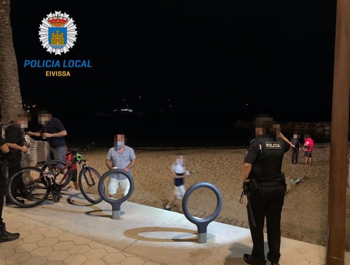 Agentes de la Policía Local de Ibiza durante una actuación en una playa.