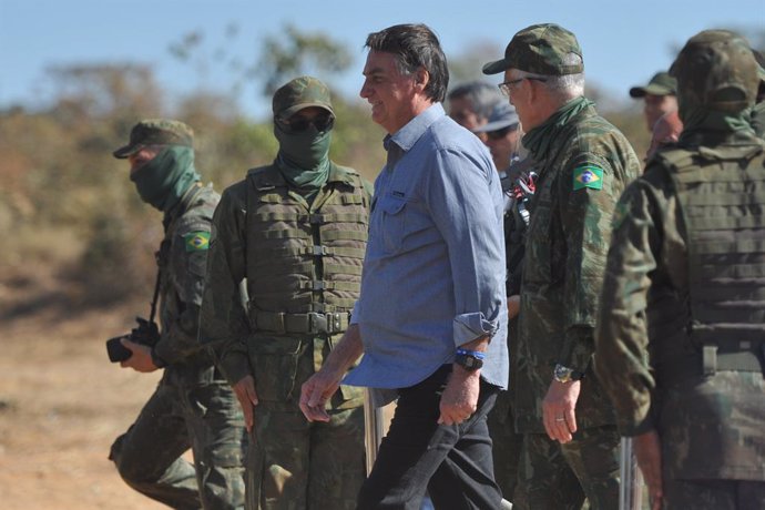 HANDOUT - 16 August 2021, Brazil, Formosa: President of Brazil Jair Bolsonaro (C) attends a tactical manoeuvre of the Brazilian Navy. Photo: Marcello Casal Jr/Agencia Brazil/dpa - ACHTUNG: Nur zur redaktionellen Verwendung und nur mit vollstndiger Nenn