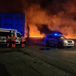 Efectivos de Cruz Roja en el incendio de la central frutícola próxima a Mérida