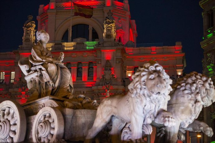 La fuente de Cibeles iluminada con los colores de la bandera de Afganistán, a 16 de agosto de 2021, en Madrid (España).