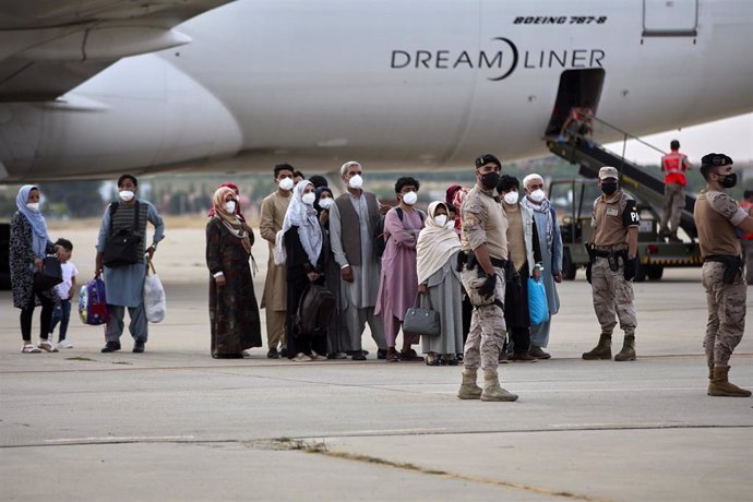 Varios refugiados afganos llegan a la base aérea de Torrejón de Ardoz a 24 de agosto de 2021, en Madrid (España)