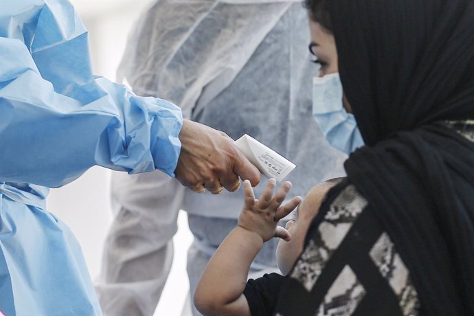 26 August 2021, Italy, Rome: A medic of the I CARE project attend to Afghan refugees who arrived in Rome in the aftermath of the Taliban takeover. Photo: Cecilia Fabiano/LaPresse via ZUMA Press/dpa