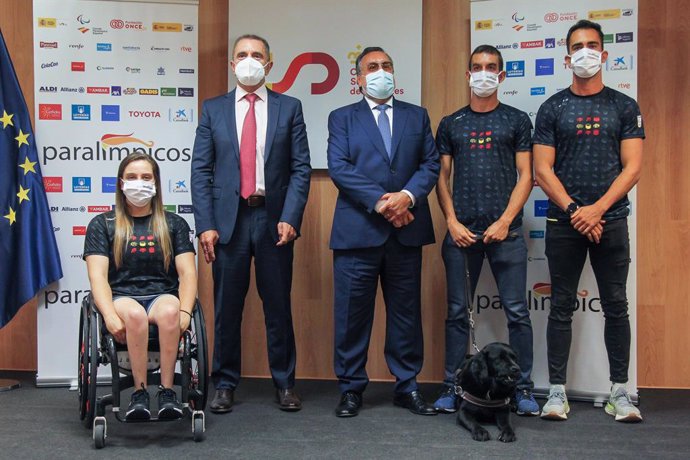 Archivo - Sara Revuelta, wheelchair basketball player of Spain, Jose Manuel Franco, President of Consejo Superior de Deportes, Miguel Carballeda, President of Spanish Paralympic Committee, Gerard Descarrega, athlete of Spain and Guillermo Rojo, atlhlete